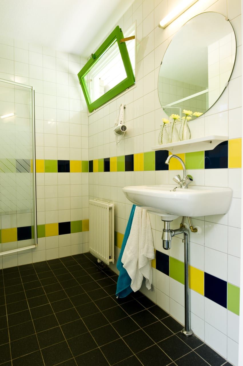 Moderne badkamer in Bungalow Mercurius, Dwingeloo, Zuidwest Drenthe. Comfortabel vakantiehuis met kleurrijke tegels en stijlvolle inrichting.