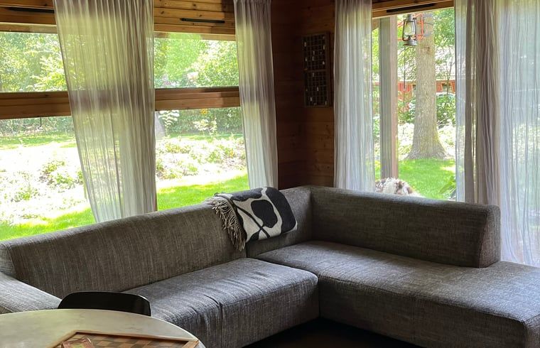 Lichte woonkamer in Huisje in Dwingeloo, vakantiehuis in Zuidwest Drenthe.