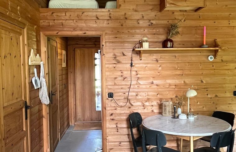 Eetruimte met houten interieur in Huisje in Dwingeloo, vakantieverblijf Drenthe.