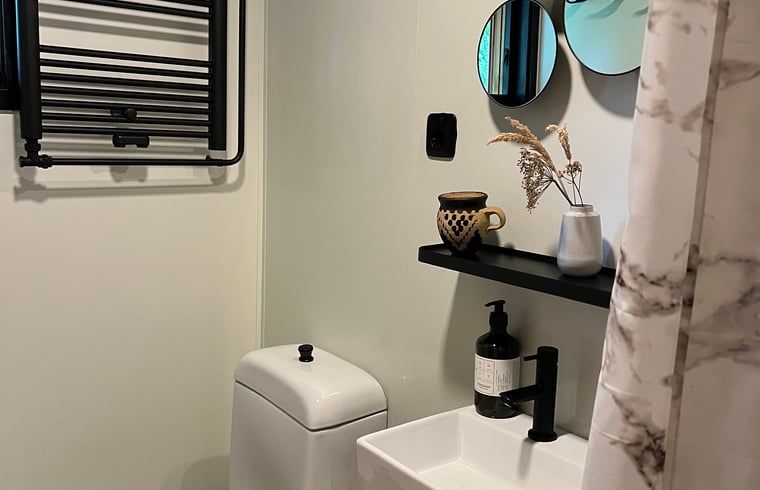 Moderne voorzieningen in de badkamer van Huisje in Dwingeloo, Drenthe.