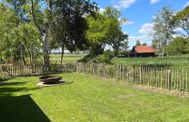 Uitgestrekte tuin bij Huisje in Dwingeloo, vakantiehuis in Drenthe.