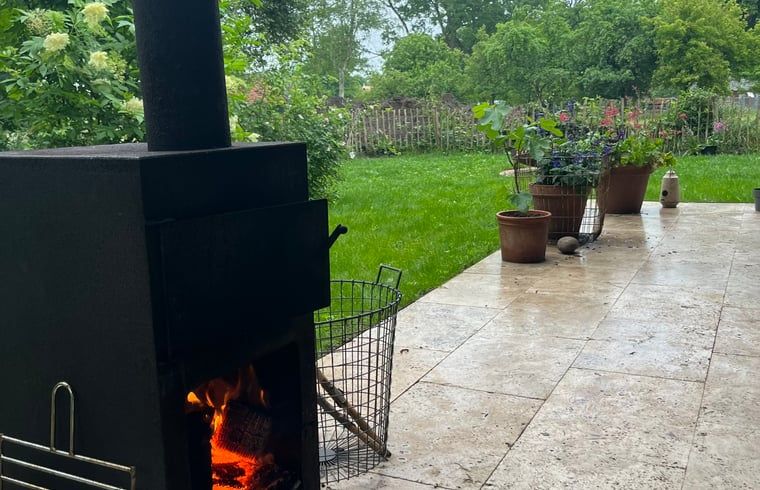 Gezellig vuurtje op het terras van Huisje in Dwingeloo, vakantieverblijf Drenthe.