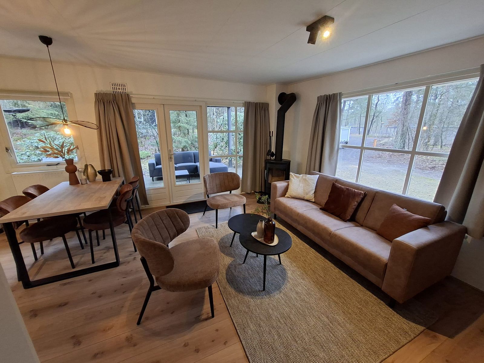 Moderne Kueche im Bungalow Polaris, einem Ferienhaus in Dwingeloo, Drenthe, mit Backofen und Herd fuer komfortables Kochen.