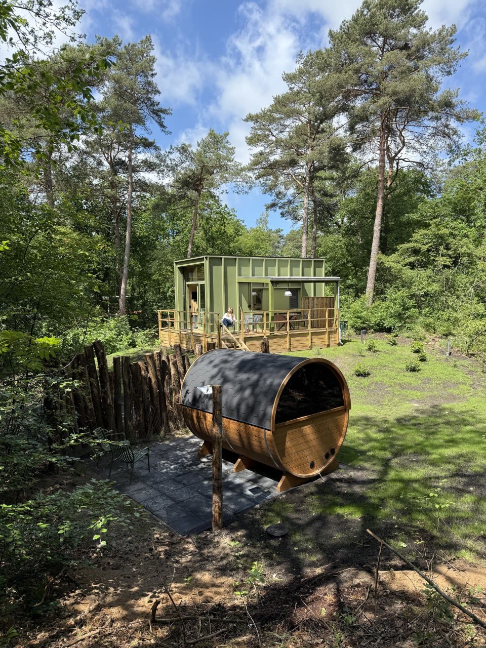 Das Tiny House Eris mit Sauna in Dwingeloo, im Suedwesten von Drenthe, bietet ein rustikales Erlebnis inmitten der Natur mit einer einladenden Terrasse.
