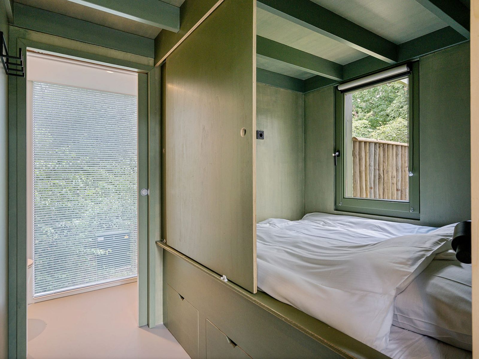 Gemuetliches Schlafzimmer im Tiny House Eris mit Sauna in Dwingeloo, Suedwest-Drenthe, einem gemuetlichen, modern eingerichteten Ferienhaus mit Blick auf die Natur.