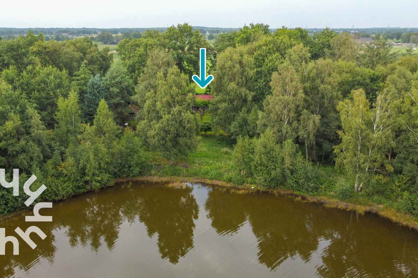 Appelboom in bloeiende tuin van DG1780 vakantiehuis in Pesse, Drenthe.