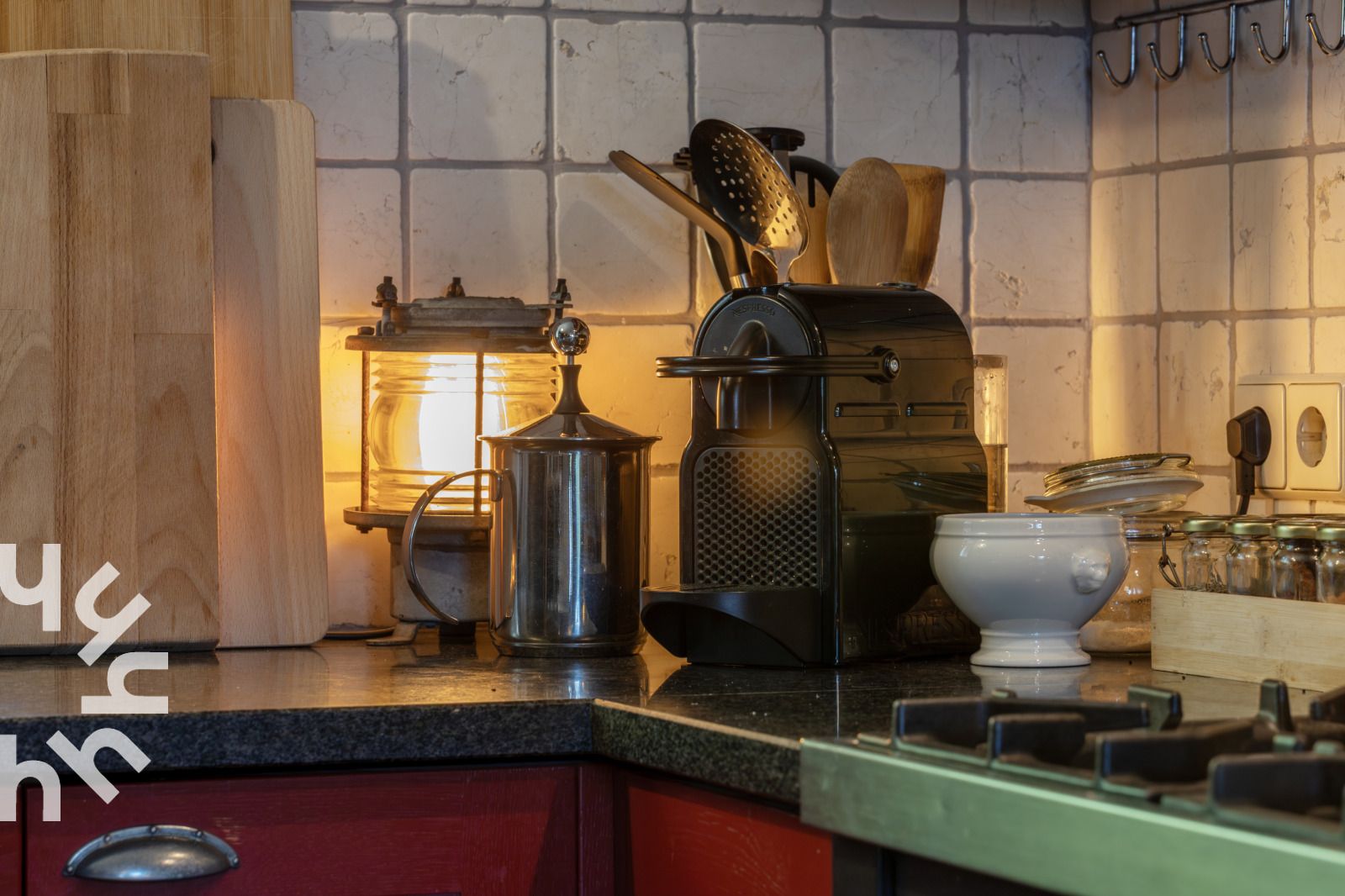 Woonkamer met boekenplank in DG1780 vakantiewoning in Pesse, Drenthe.