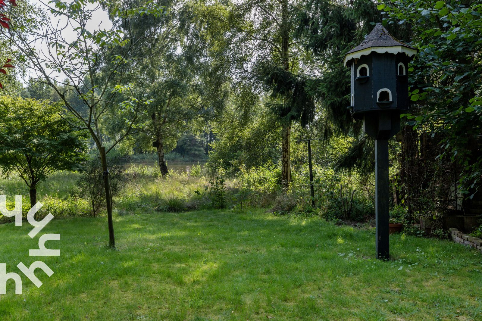 Tuin met kleurrijke bloemen bij DG1780 vakantiehuis in Pesse, Drenthe.