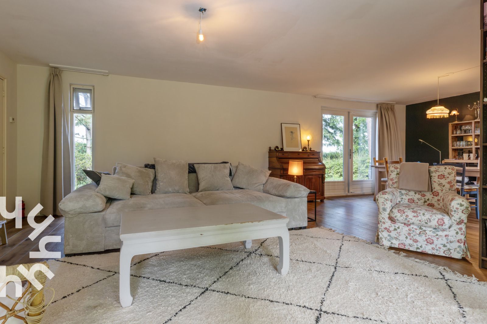 Buiten zitje in groene tuin bij DG1780 vakantiewoning in Pesse, Drenthe.