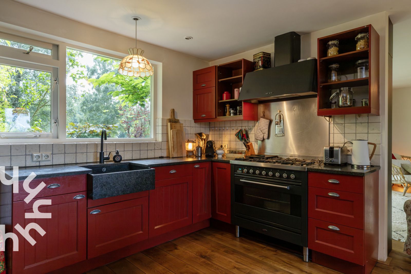 Open woonkamer met uitzicht op tuin bij DG1780 vakantiehuis in Pesse.