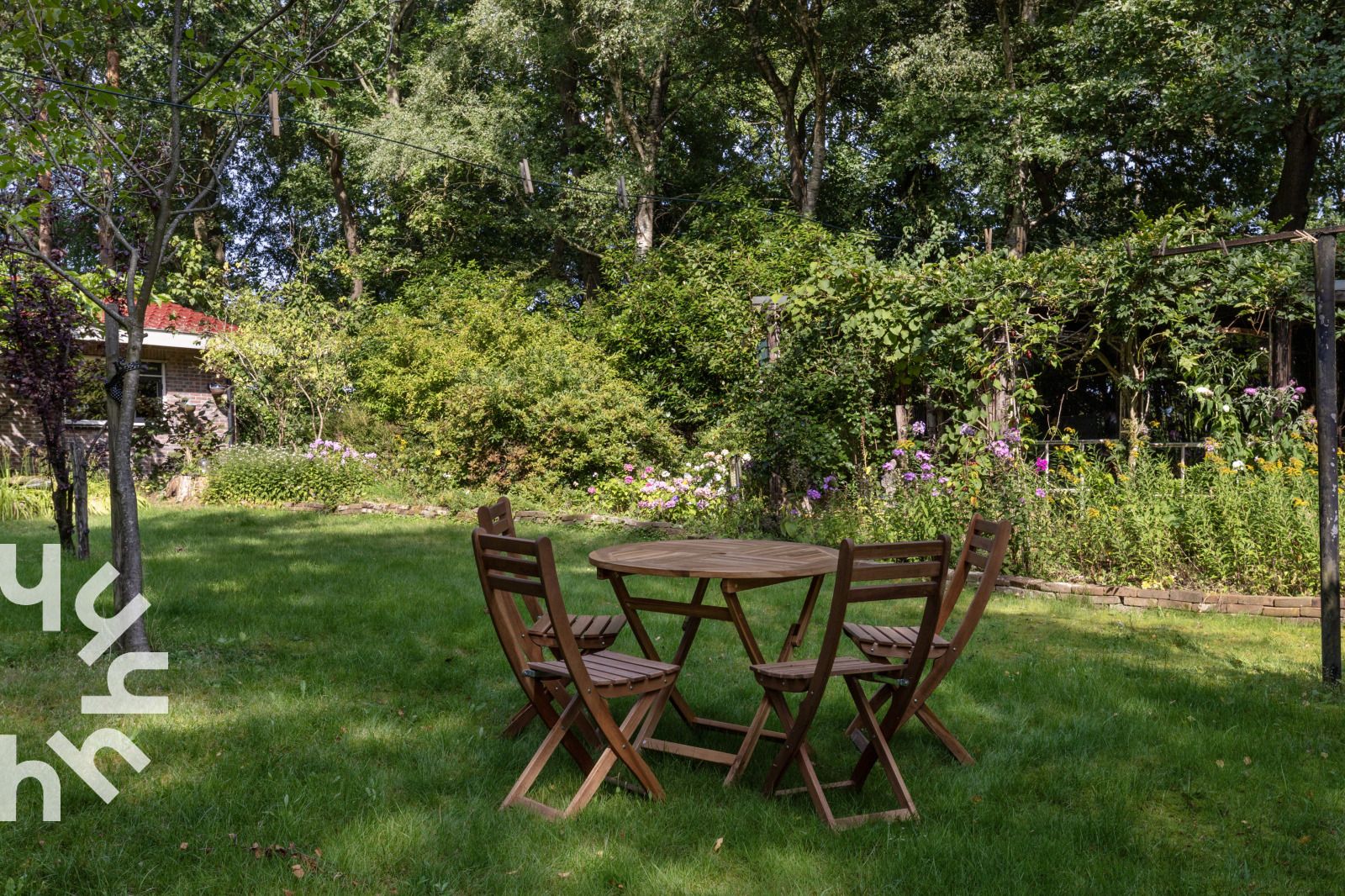 Keuken met uitzicht op tuin in DG1780 vakantiewoning in Pesse, Drenthe.