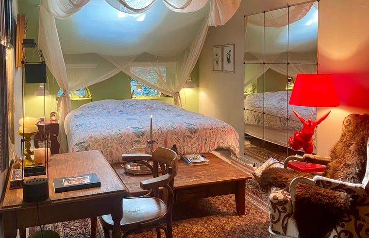 Attraktives Schlafzimmer im Ferienhaus in Ruinerwold, Suedwest-Drenthe, mit Himmelbett.