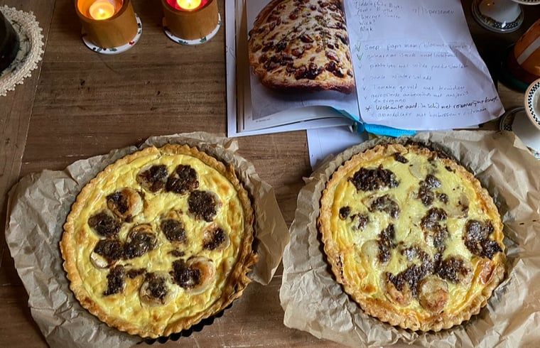 Leckere Quiches in der Kueche des Ferienhauses in Ruinerwold, Suedwest-Drenthe.