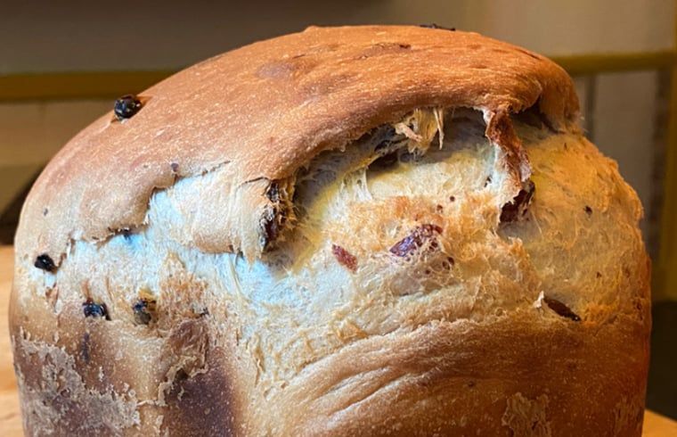 Frisch gebackenes Brot in der Kueche des Ferienhauses in Ruinerwold, Suedwest-Drenthe.