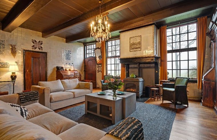 Gemuetliches Esszimmer im Ferienhaus in Ruinerwold, Suedwest-Drenthe, mit Holzbalken und laendlichem Charme.