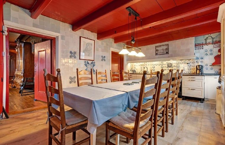 Gemuetliche Kueche im Ferienhaus in Ruinerwold, Suedwest-Drenthe, mit traditionellen Fliesen und modernen Geraeten fuer einen komfortablen Aufenthalt.