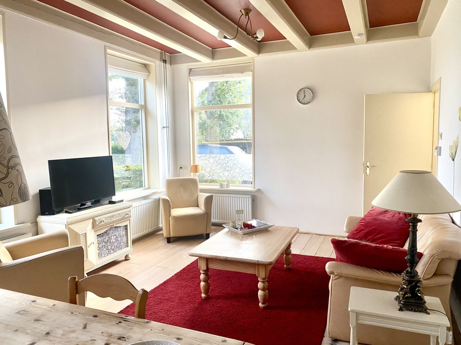 Moderne badkamer in vakantiehuis DG2051, Ruinerwold, Zuidwest Drenthe, met stijlvolle douche en elegant houten spiegelontwerp.