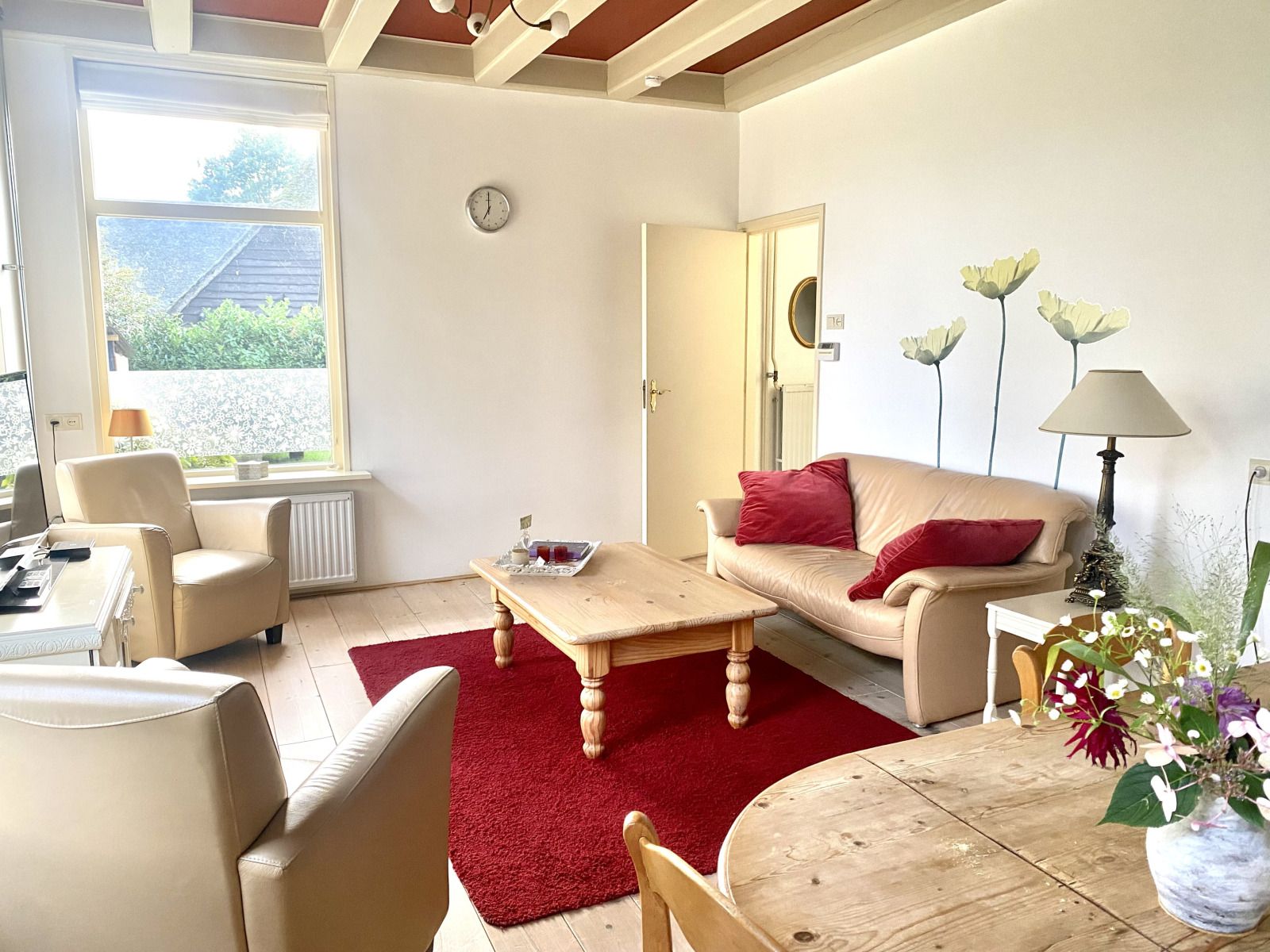 Gezellige woonkamer van vakantiehuis DG2051 in Ruinerwold, Zuidwest Drenthe. Comfortabele zitruimte met natuurlijke lichtinval en landelijke charme.