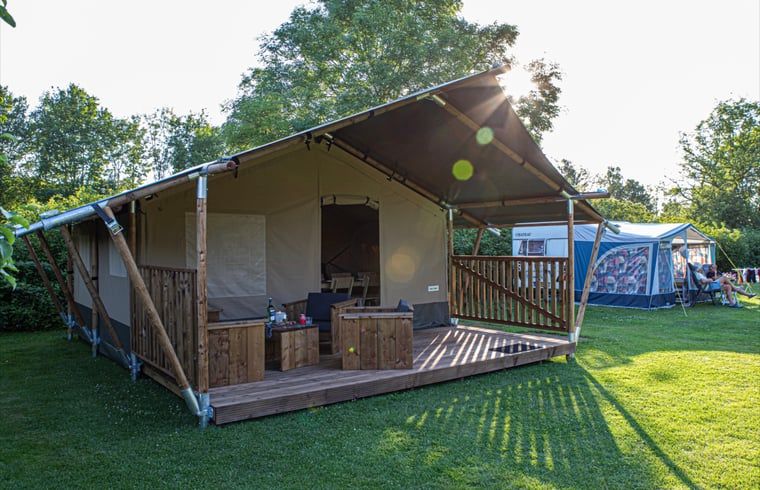 Geniessen Sie die Ruhe in einem Safarizelt bei Huisje in Ruinerwold, gelegen in der gruenen Landschaft von Suedwest-Drenthe.