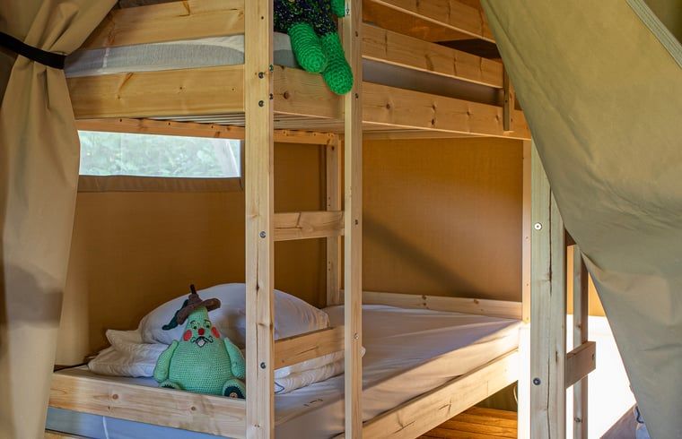 Gemuetliches Schlafzimmer mit Etagenbett im Ferienhaus in Ruinerwold, Ferienhaus im Suedwesten von Drenthe, umgeben von Natur.