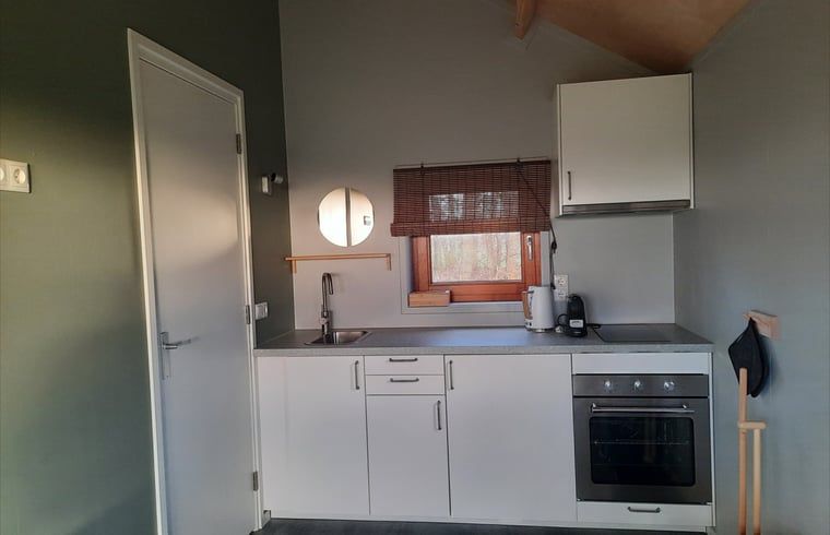 Moderne Kueche im Ferienhaus in Ruinerwold, Sued-West Drenthe. Ideales Ferienhaus, um Komfort und Natur in Drenthe zu geniessen.