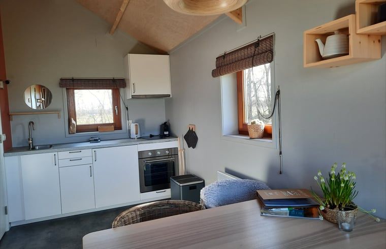 Gemuetliche Kueche im Ferienhaus in Ruinerwold, Sued-West Drenthe. Geniessen Sie Komfort und Natur in diesem stimmungsvollen Ferienhaus.