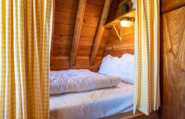 Schlafbereich im Ferienhaus in Ruinerwold, Drenthe mit gemuetlichen Betten und Holzausstattung.