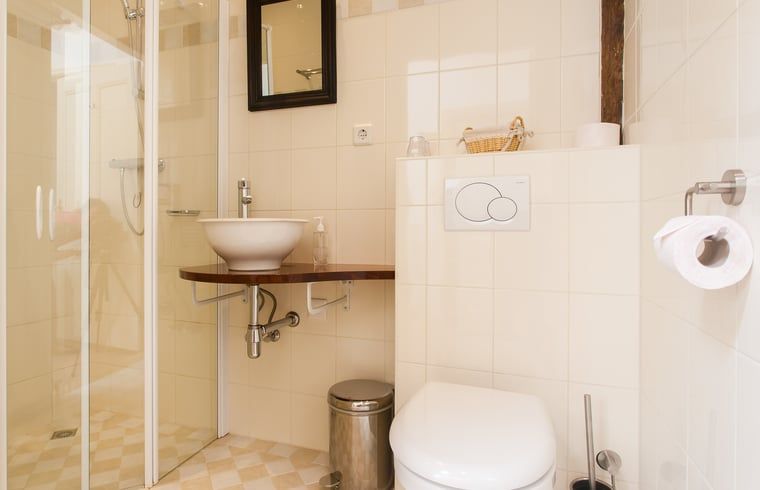 Modernes Badezimmer im Ferienhaus in Ruinerwold, ein komfortables Ferienhaus in Drenthe.