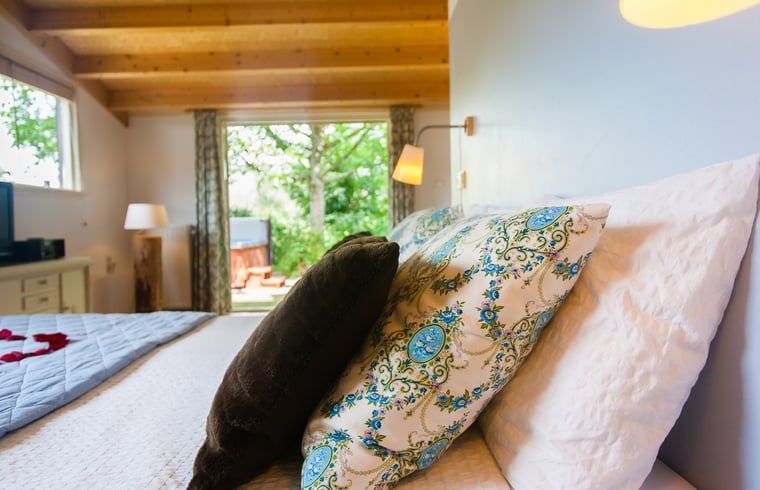 Stilvolles Waschbecken im Badezimmer des Ferienhauses in Ruinerwold, einem komfortablen Ferienhaus im suedwestlichen Drenthe.