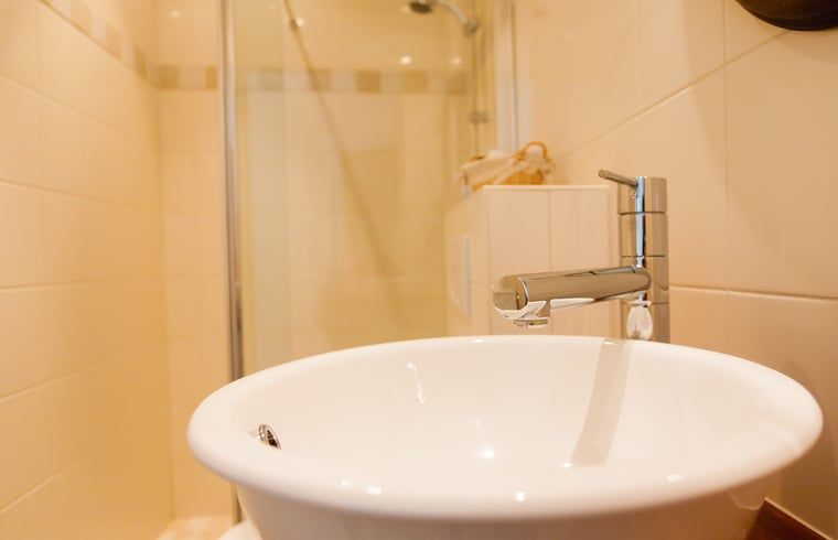 Entspannen Sie sich im Jacuzzi im Holiday home in Ruinerwold, einem erholsamen Ferienhaus in Drenthe.