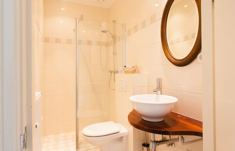 Jacuzzi mit Getraenken im Ferienhaus in Ruinerwold, ideal fuer Entspannung in Drenthe.