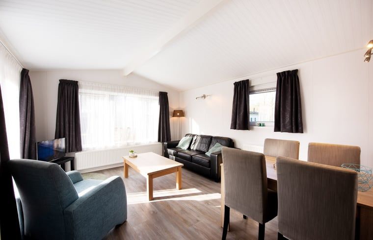 Moderne keuken en eetruimte in Huisje in Zorgvlied, een chalet in Zuidwest Drenthe, perfect voor een ontspannen vakantie.