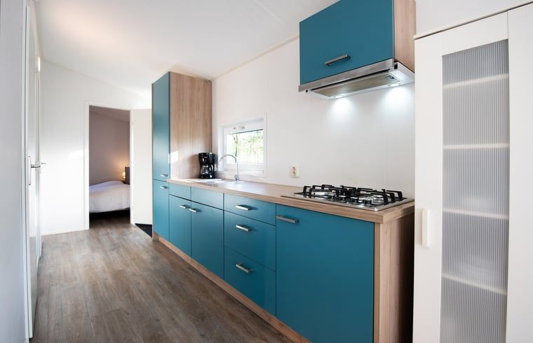 Sfeervolle slaapkamer in Huisje in Zorgvlied, een chalet in Zuidwest Drenthe, met comfortabel tweepersoonsbed en moderne inrichting.