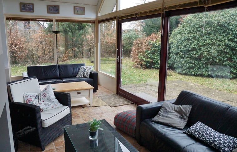 Zithoek met tuinzicht in Vakantiehuis in Zorgvlied, Zuidwest Drenthe, ideaal voor ontspanning.