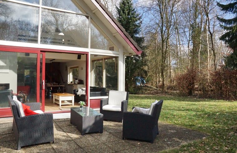 Terras van Vakantiehuis in Zorgvlied, Zuidwest Drenthe, met comfortabele stoelen en uitzicht op de natuur.