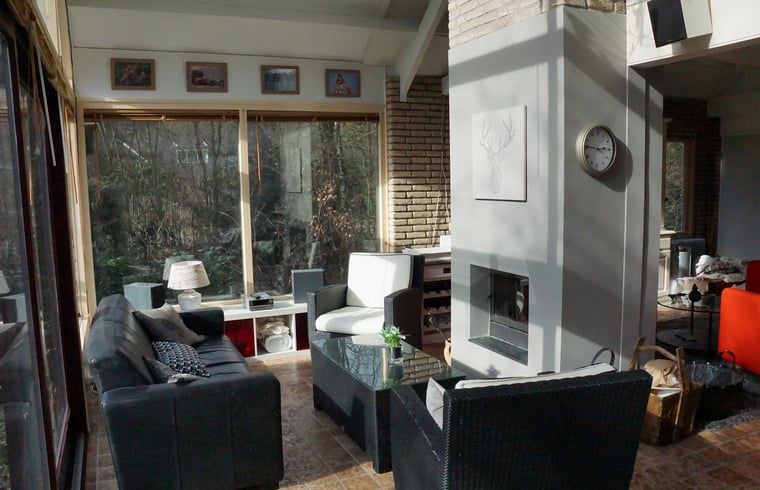 Zonovergoten serre in Vakantiehuis in Zorgvlied, Zuidwest Drenthe, met moderne zitplaatsen en open haard.