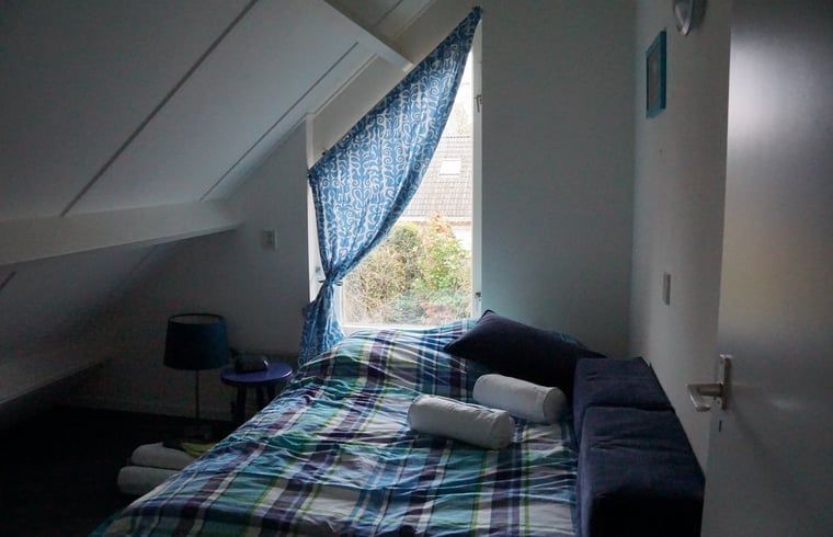 Slaapkamer met tweepersoonsbed in Vakantiehuis in Zorgvlied, Zuidwest Drenthe, ideaal voor rust en ontspanning.