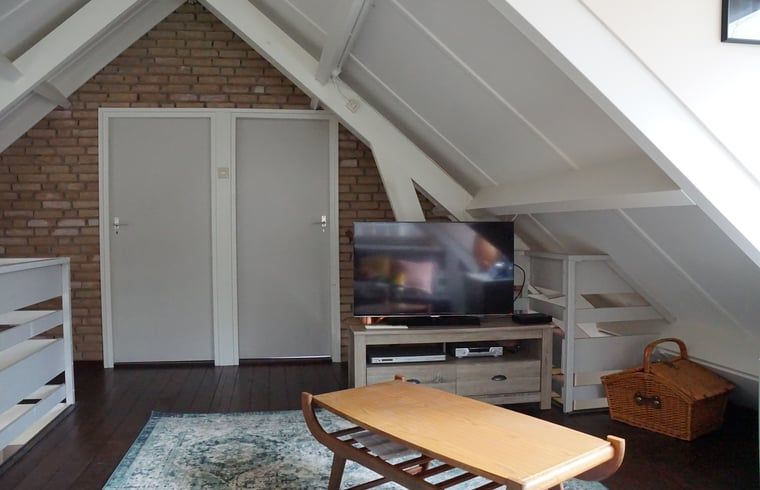 Zolderruimte in Vakantiehuis in Zorgvlied, Zuidwest Drenthe, met televisie en comfortabele zithoek.