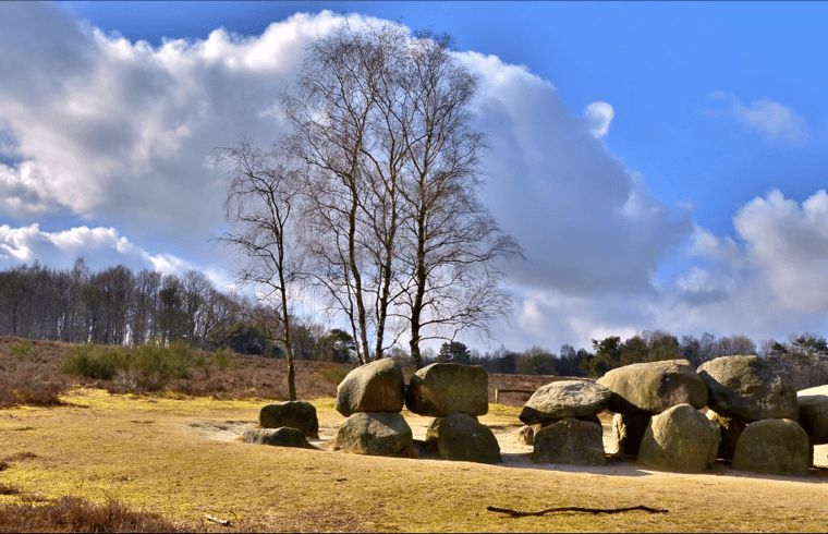 Hunebed in de omgeving van Zorgvlied, Zuidwest Drenthe, een historische bezienswaardigheid.