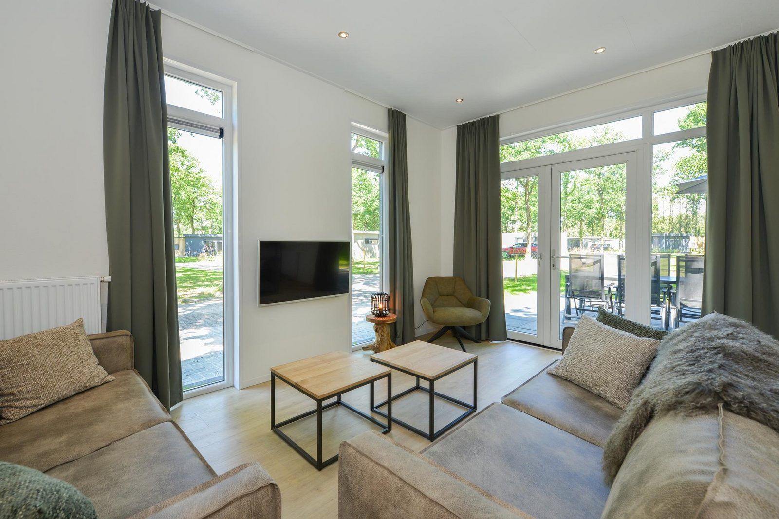 Comfortabele woonkamer van Drenthelodge | Berging | 6 Pers in Zorgvlied, Zuidwest Drenthe, met uitzicht op het terras.