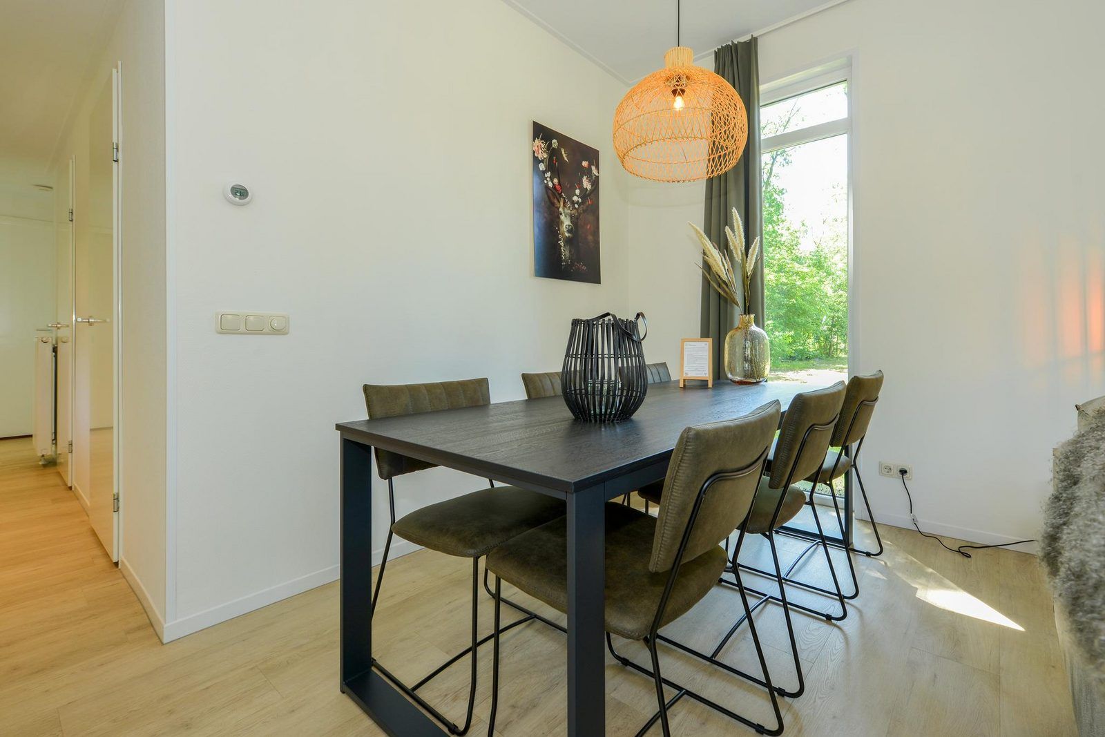 Eetruimte van Drenthelodge | Berging | 6 Pers in Zorgvlied, Zuidwest Drenthe, met stijlvol interieur en veel natuurlijk licht.