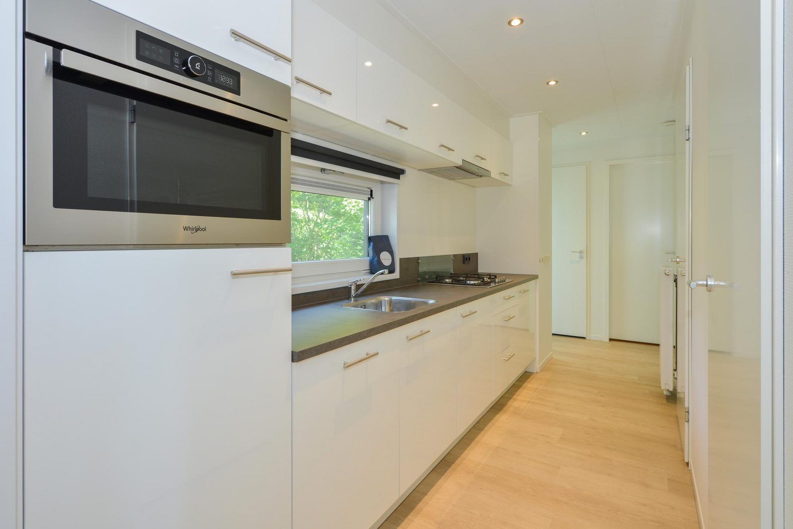 Moderne keuken in Drenthelodge | Berging | 6 Pers, Zorgvlied, Drenthe, volledig uitgerust voor een aangenaam verblijf.