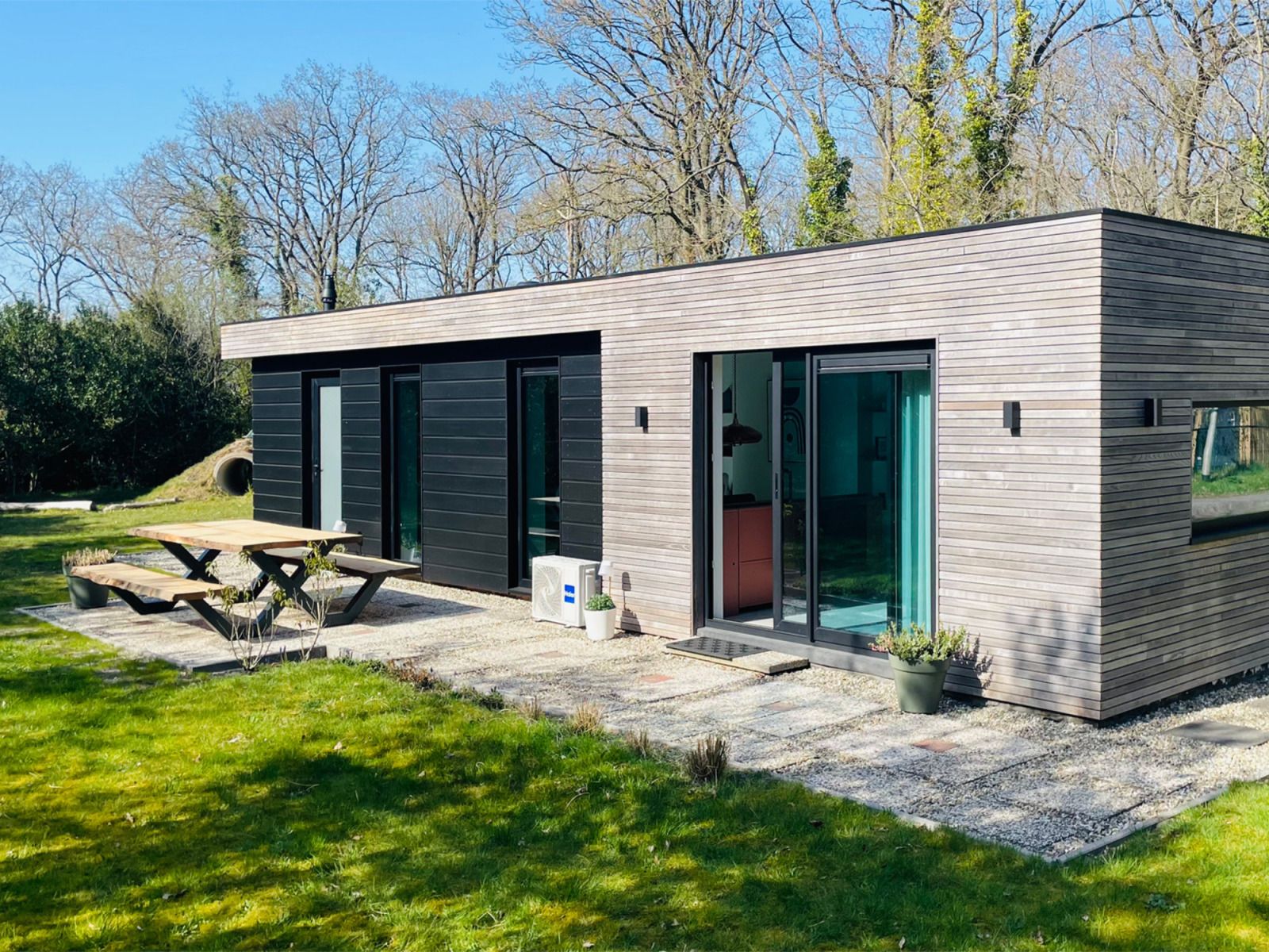 Vakantiehuis DG2025 in Zorgvlied, Zuidwest Drenthe, met moderne houten gevel en terras in groene omgeving.