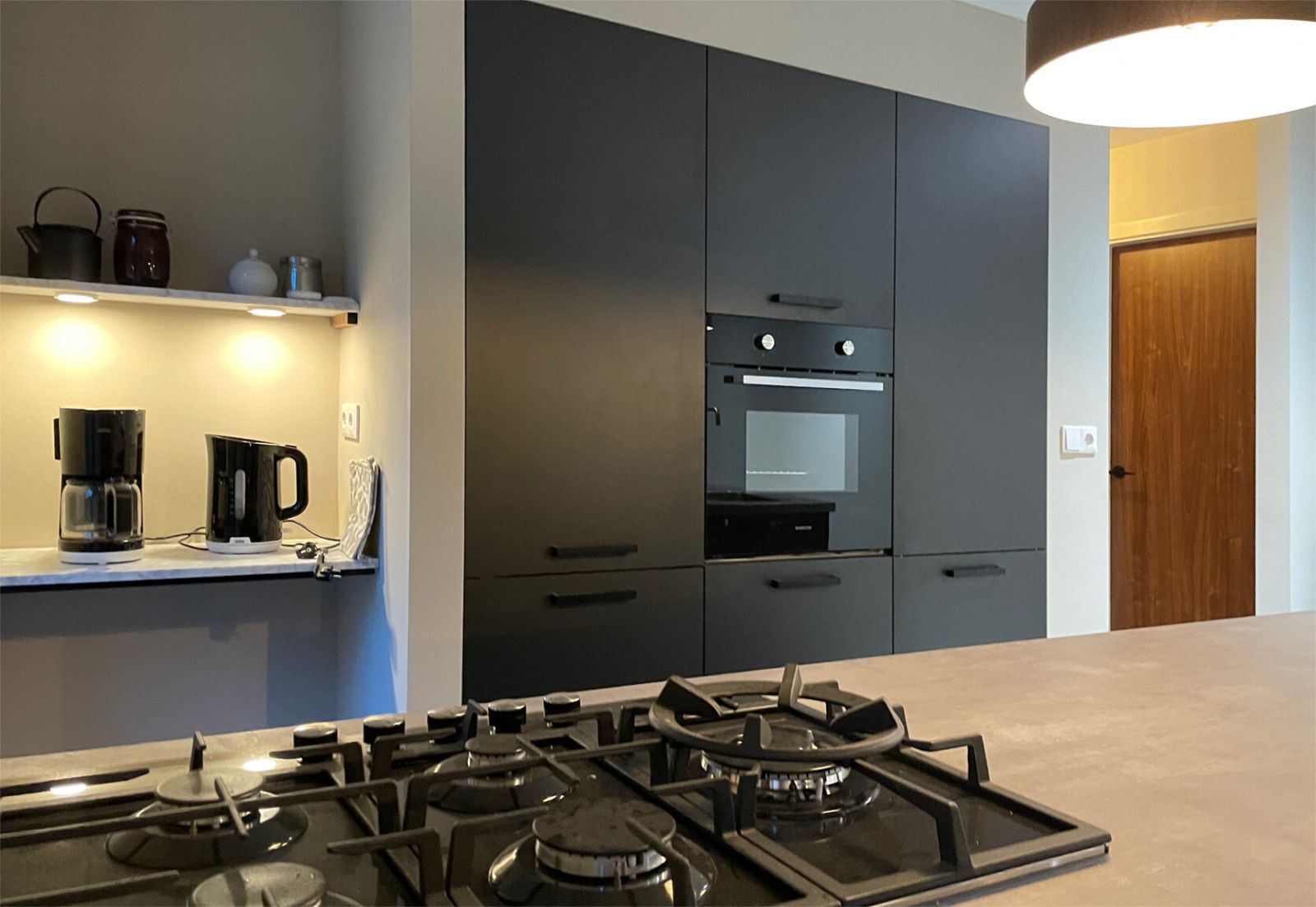 Gezellige slaapkamer in vakantiehuis DG2025 in Zorgvlied, Zuidwest Drenthe, met modern houten interieur en sfeervolle verlichting.