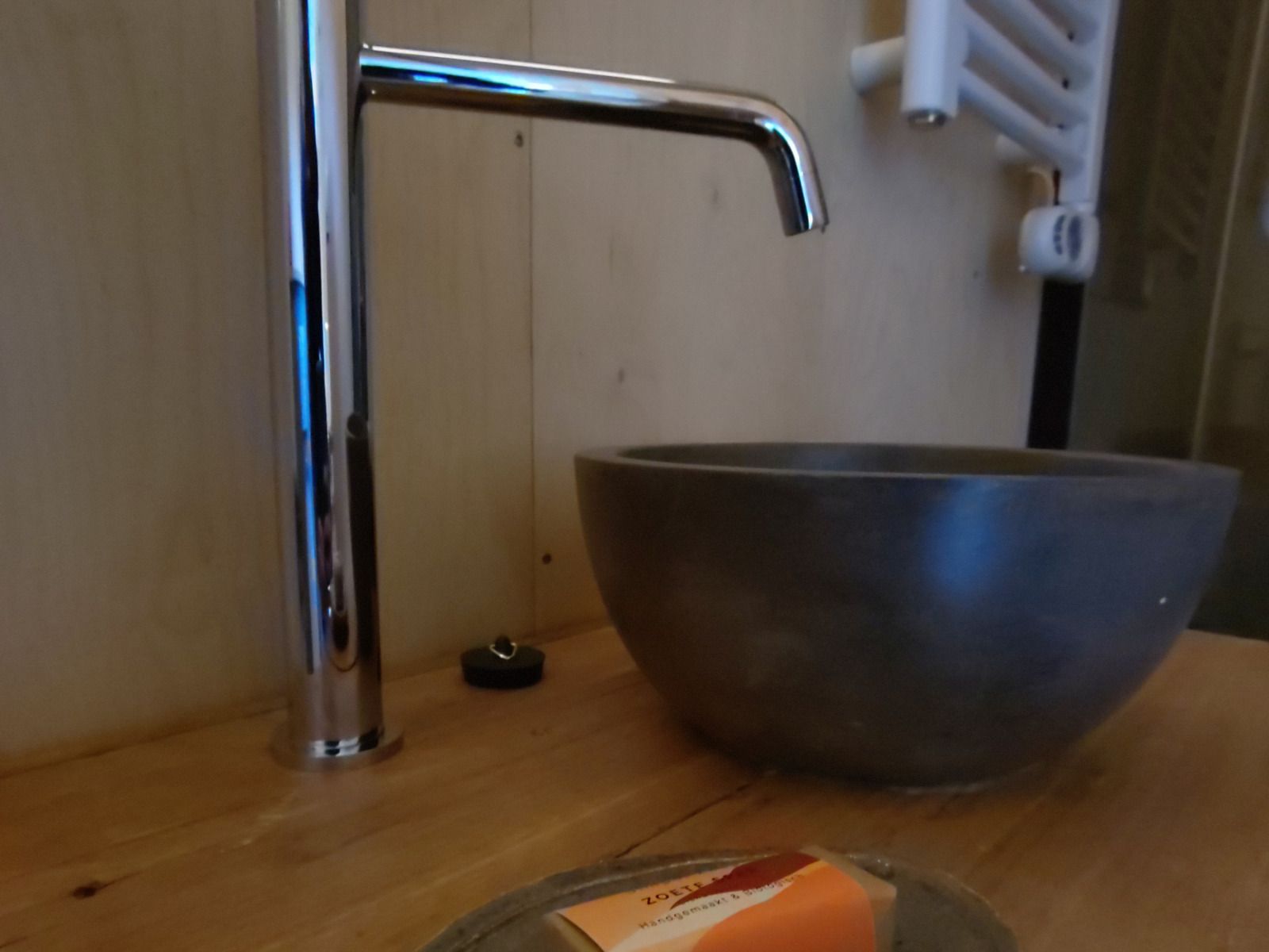 Ontspan in de hot tub van DG1834, Vledder, met uitzicht op de natuur van Zuidwest Drenthe.