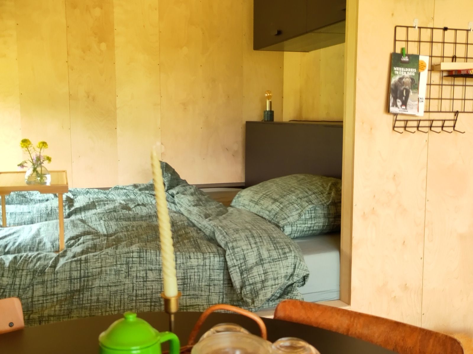 Zonnig terras bij vakantiehuis DG1834, Vledder, Zuidwest Drenthe, met comfortabele stoelen.