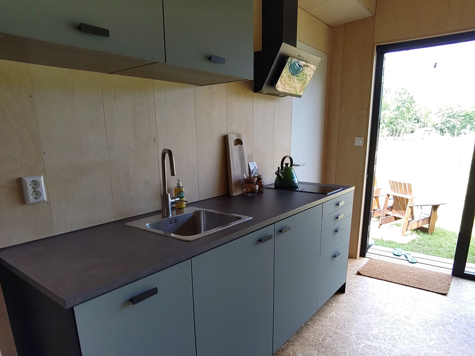 Spelende kinderen in de zandbak van DG1834, Vledder, Zuidwest Drenthe, voor uren speelplezier.