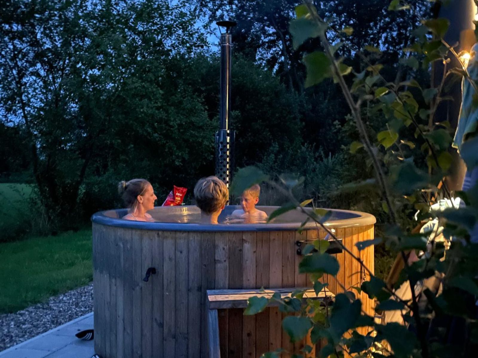 Avond bij het kampvuur bij DG1834, Vledder, Zuidwest Drenthe, met live muziek.