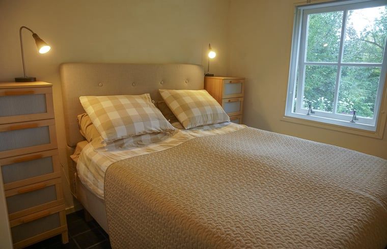 Knusse slaapkamer in Vakantiehuis in Wapse, Zuidwest Drenthe, met uitzicht op de natuur.