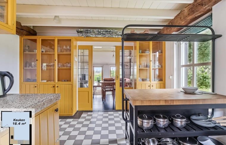 Stijlvolle keuken in Vakantiehuisje in Wapse, Zuidwest Drenthe, met houten elementen en uitzicht op eetruimte, ideaal voor een ontspannen verblijf.